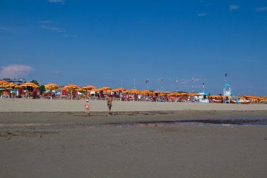 plaj şezlong ve şemsiyeler sıcak yaz gününde