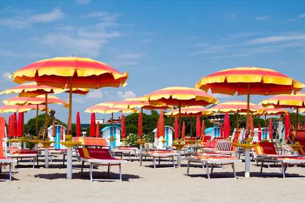 Beach chairs and colorful umbrellas on the beach — Stock Photo, Image