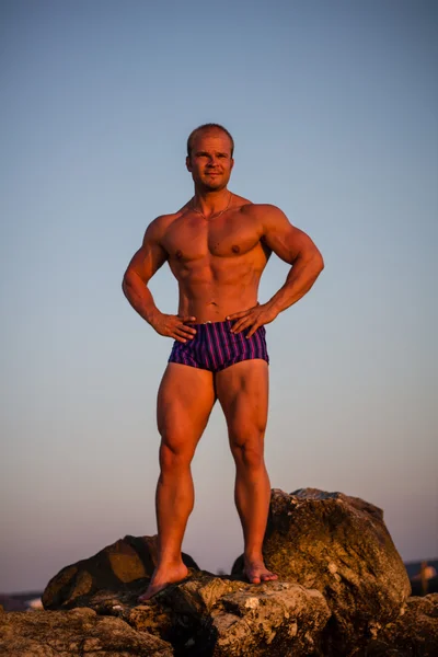 kaslı çekici genç adam