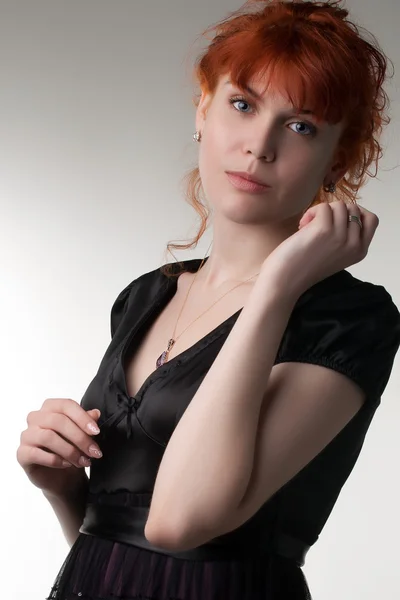 Kızıl saçlı güzel bir kadın.
