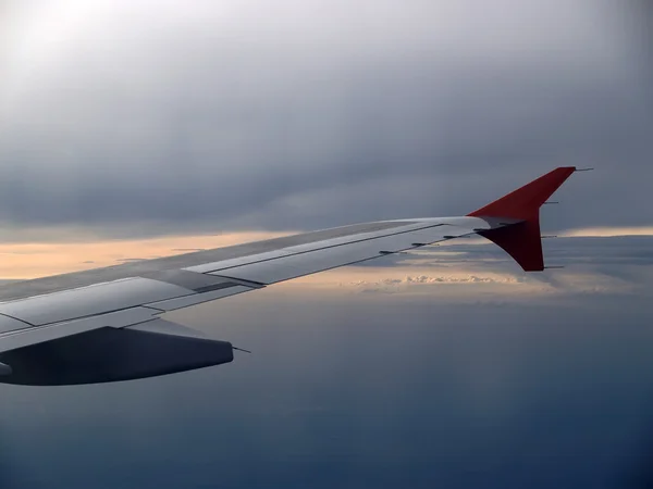 飛行機の翼飛行。窓からの眺め — ストック写真