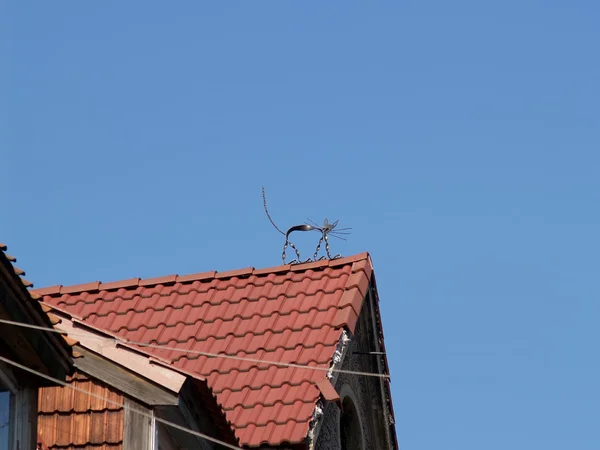 屋根の上を歩く猫の装飾的な図 — ストック写真