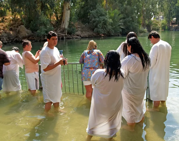 Israel Pilgrims prepare for ablution in holy waters of the Jordan River — Stock Photo, Image