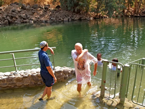 Izrael ablucji w Świętej wody z rzeki jordan — Zdjęcie stockowe