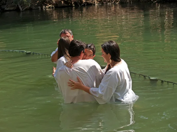 イスラエル共和国ヨルダン川の聖なる水で子供の洗礼後幸せな家族 ストック画像