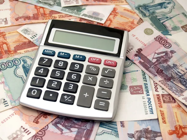 Kalkulator leży na rosyjski pieniądz papierowy — Zdjęcie stockowe