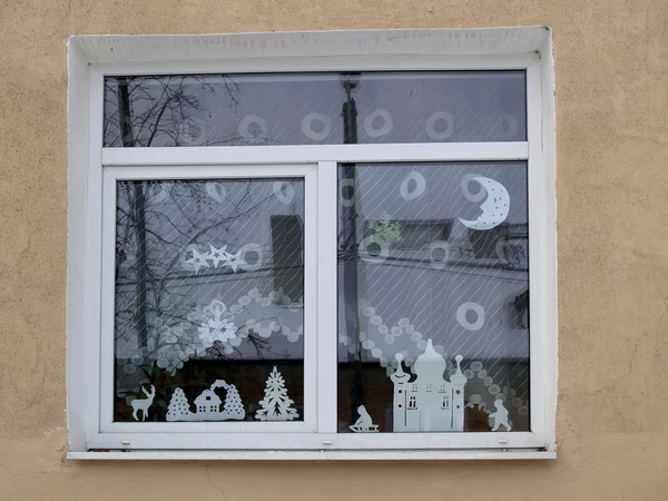 Fenster mit Neujahr, Weihnachtsschmuck — Stockfoto