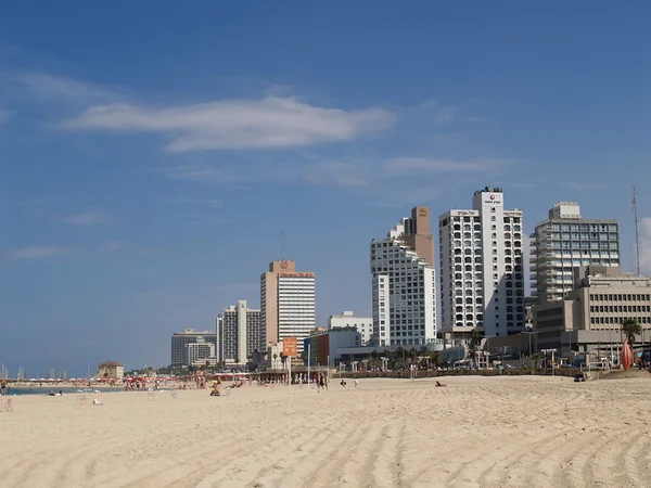 Israel. View of a city beach and the embankment in Tel Aviv — Stock Photo, Image