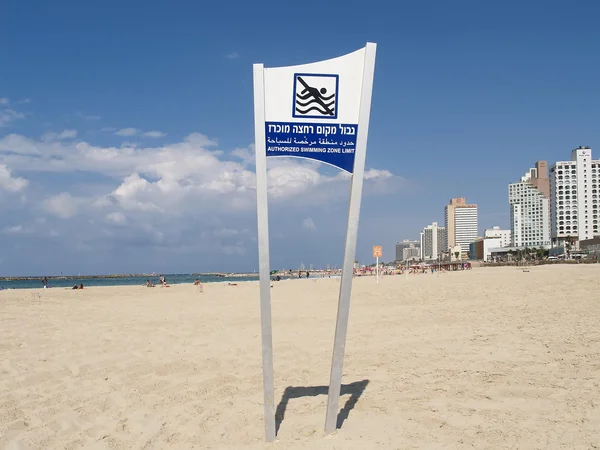 Izrael. transparent "upoważniony pływanie strefy limitu" na plaży w tel Awiwie — Zdjęcie stockowe