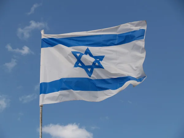 İsrail bayrağı mavi gökyüzüne karşı tasa — Stok fotoğraf