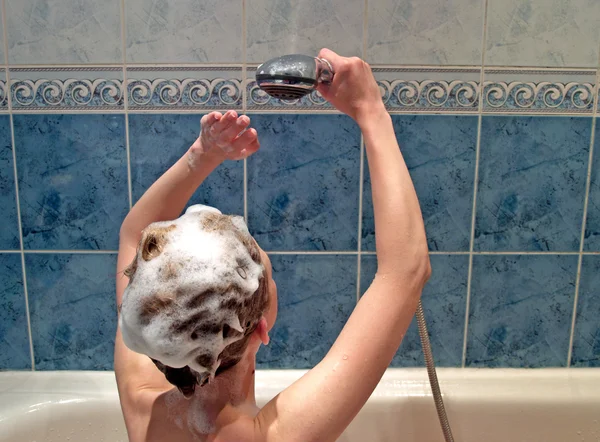 La ragazza con la testa insaponata si siede in un bagno senza acqua — Foto Stock