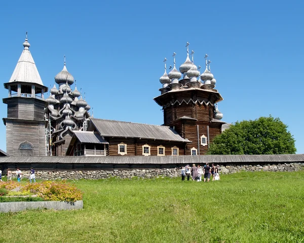 Karelen. arkitektoniskt komplex av kizhsky land kyrkogården — Stockfoto