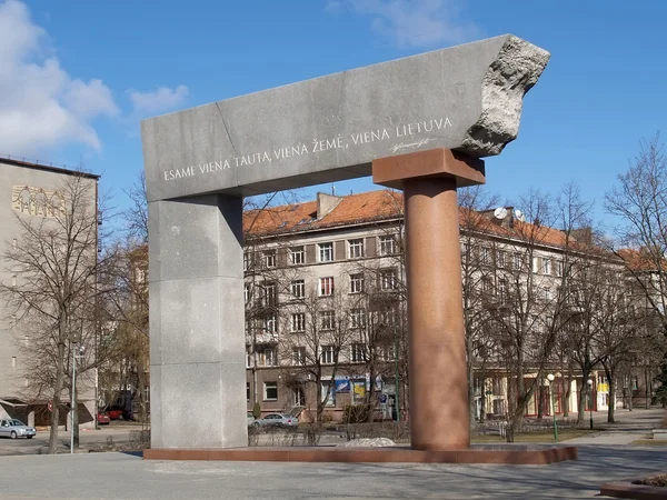 Litauen klaipeda. monumentet "arch" ära av de 80 annivers — Stockfoto