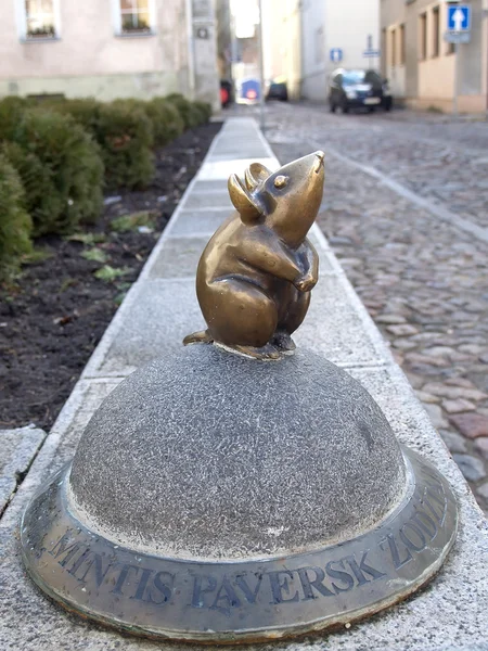 Lituania. Escultura de un ratón en la calle de Klaipeda — Foto de Stock