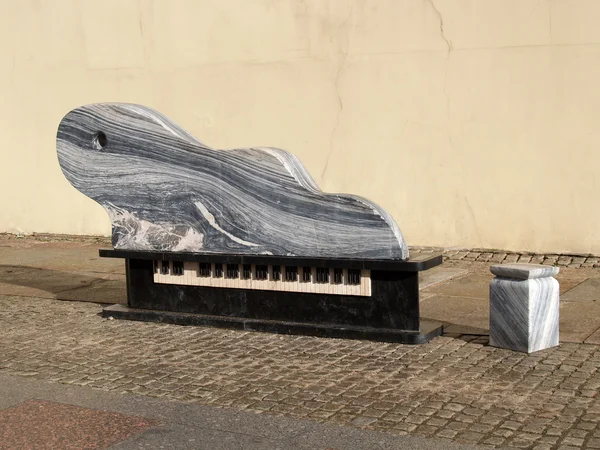 Lituânia. Banco decorativo na forma de um piano de cauda em Klai — Fotografia de Stock