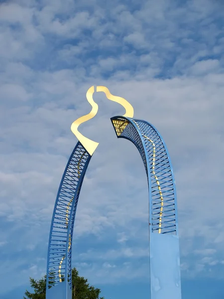 Petrozavodsk. sculpturale samenstelling "eenheid" tegen de hemel — Stockfoto