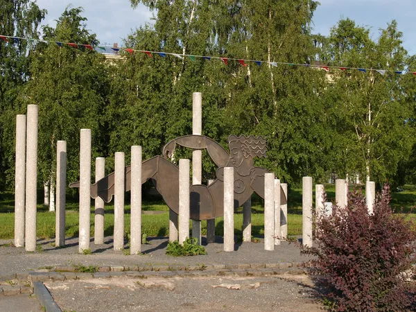 Petrozavodsk. szobrászat "Csipkerózsika" a onezhskaya emba — Stock Fotó