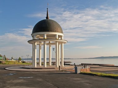 Petrozavodsk. Petrovsky rotunda onega Gölü dolgu üzerinde