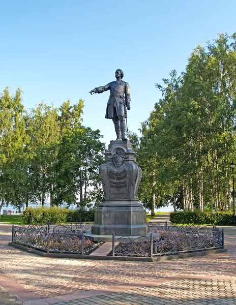 Petrozavodsk. Monumento a Pedro el Grande en Onezhskaya Embankme — Foto de Stock