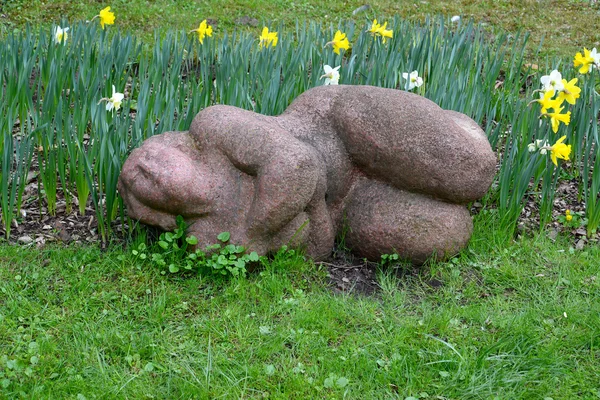 Figura nago kobieta leży na trawniku — Zdjęcie stockowe