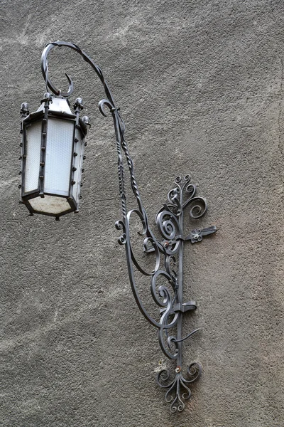 Decoratieve lamp op een muur in Gdansk, Polen — Stockfoto