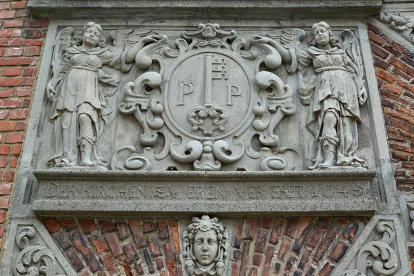 Flachrelief auf der Peter- und Pflasterkirche in Danzig, Polen — Stockfoto