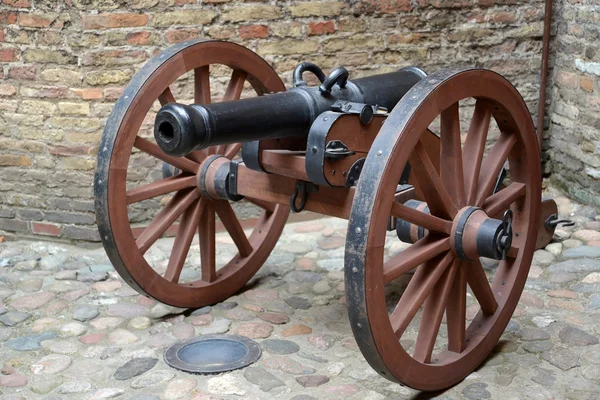 Artillery piece of the XIX century on a wooden gun carriage — Stock Photo, Image