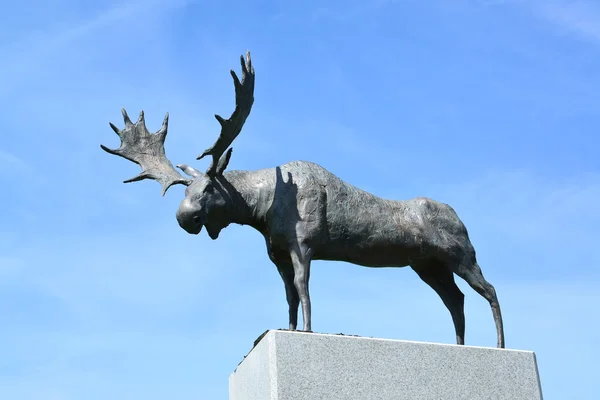 Escultura de um alce contra o céu azul. Nida, Lituânia — Fotografia de Stock