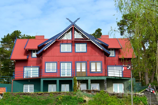 A casa de madeira vermelha em Nida, Lituânia — Fotografia de Stock