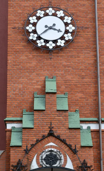 Kaliningrad, Russia. Ore su una facciata del vecchio edificio in mattoni — Foto Stock