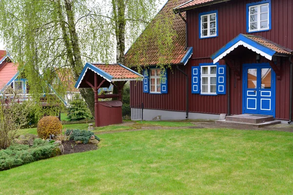 Väl i en gård av landsbygdens hus. Nida, Litauen — Stockfoto