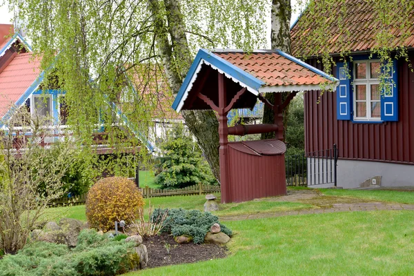 Väl i en gård av landsbygdens hus. Nida, Litauen — Stockfoto