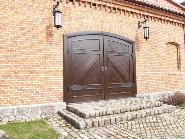 Кирпичный фасад с деревянными воротами — стоковое фото