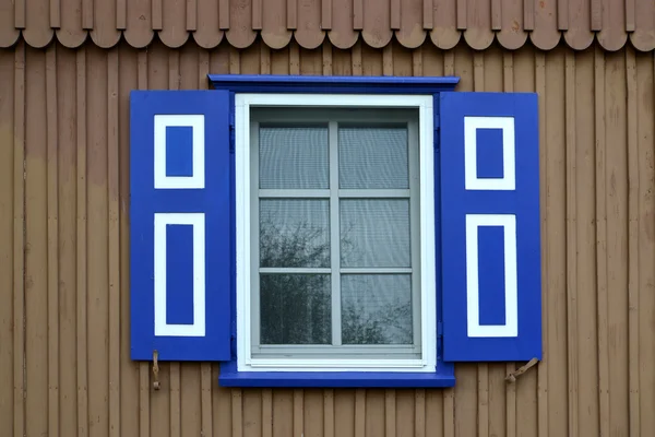 Fenster mit blauer Jalousie — Stockfoto