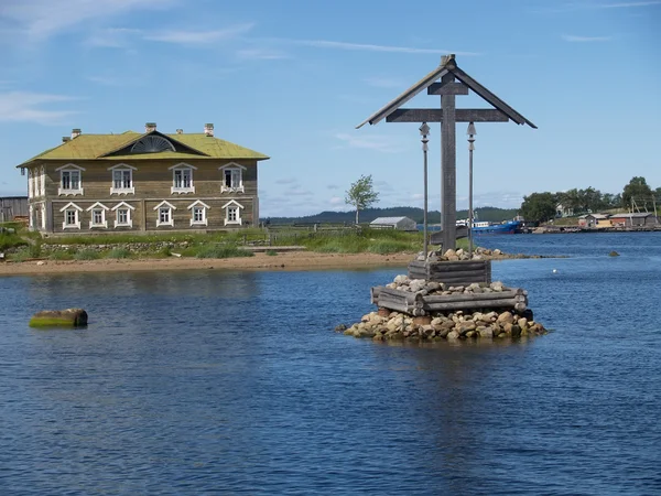 Navigation cross in the Wellbeing bay. Solovetsky Islands — Stock Photo, Image