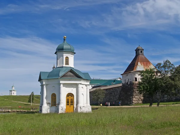 Chapel of Alexander Nevsky and Uspensky tower of the Solovki mon — Stock Photo, Image