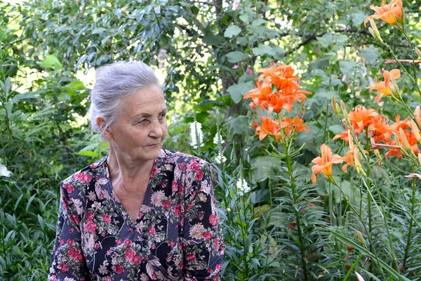 Retrato da mulher idosa em um jardim — Fotografia de Stock