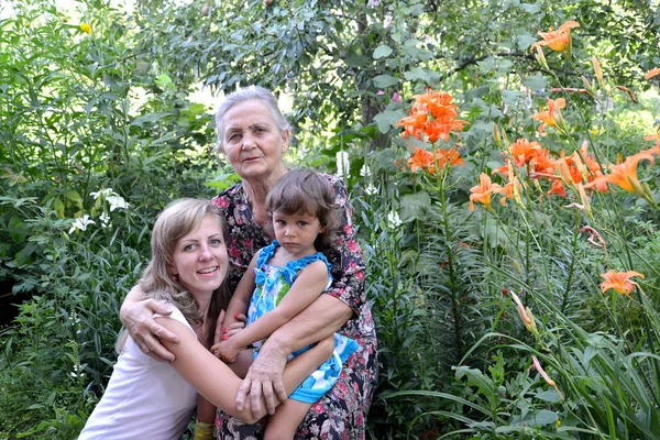 Portrait de famille dans un jardin, trois générations — Photo