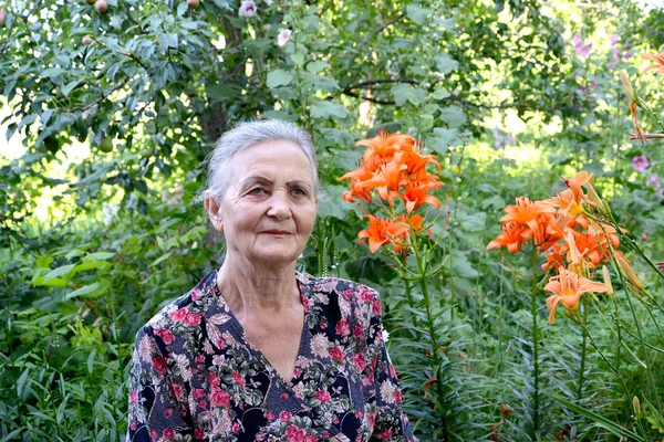 Portrét starší ženy v zahradě — Stock fotografie