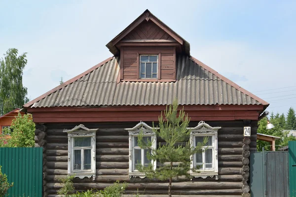 Altes Blockhaus mit geschnitzten Verkleidungsbrettern — Stockfoto