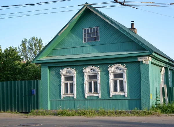 새겨진된 platbands와 오래 된 목조 주택 — 스톡 사진