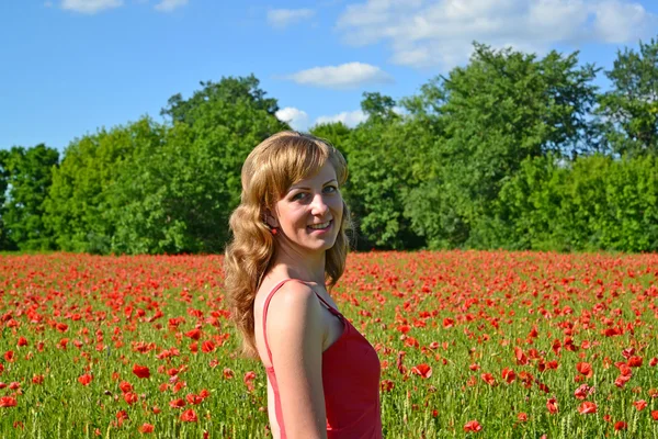 Portrait de la fille dans un champ de pavot — Photo