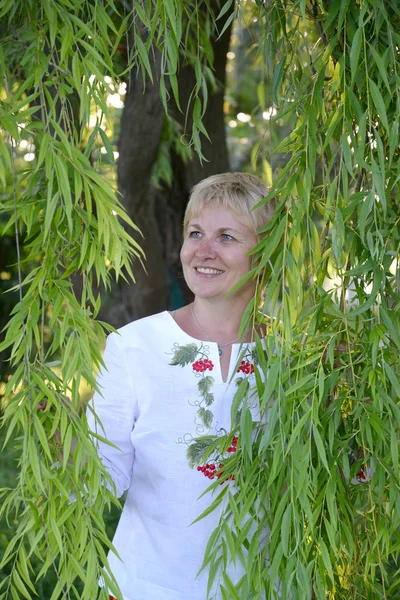 La femme coûte parmi les branches de saule — Photo