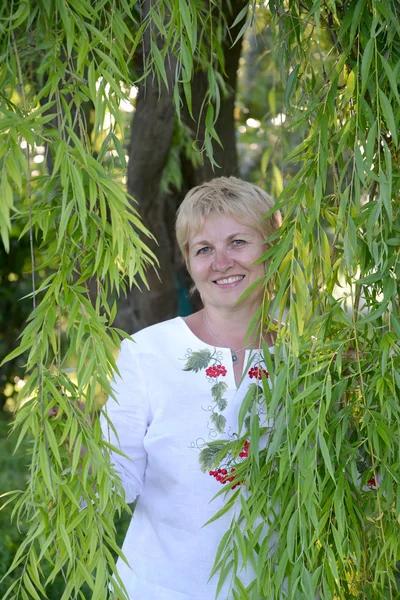 La femme coûte parmi les branches de saule — Photo