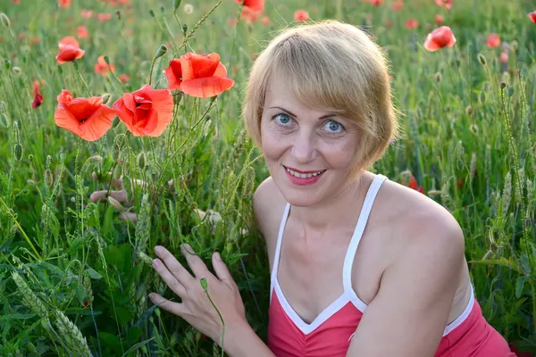 Portrait de la femme des années moyennes avec des coquelicots rouges — Photo