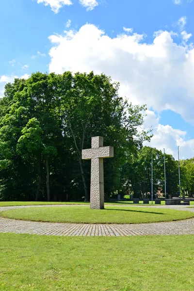 Kaliningrado. Cruz memorável no cemitério memorial internacional — Fotografia de Stock