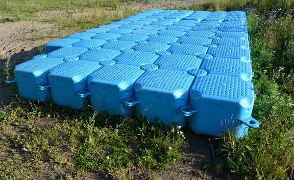 The plastic modular pontoon lies on a grass — Stock Photo, Image