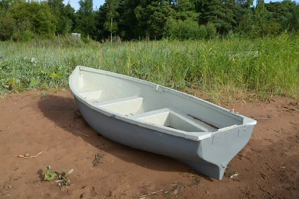 The oar boat lying on sand — Stock Photo, Image