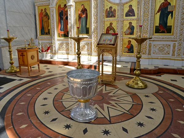 Intérieur de l'église orthodoxe avec une fontaine pour un baptême — Photo