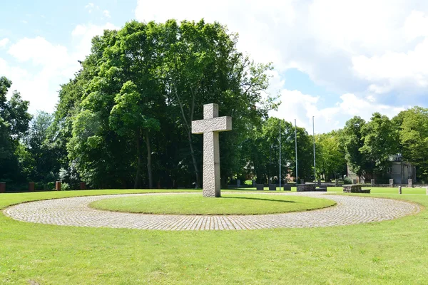 Kaliningrad. niezapomniany krzyż na cemet Międzynarodowy Memoriał — Zdjęcie stockowe